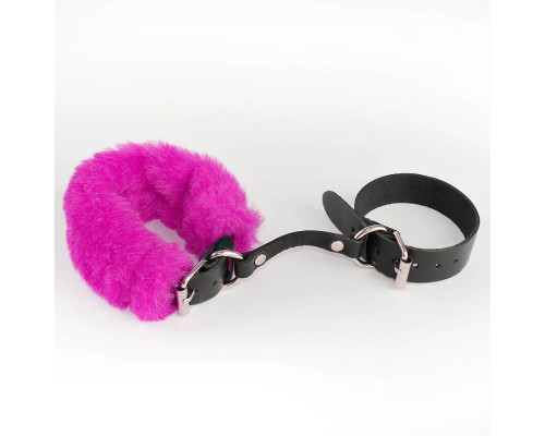 Черные кожаные наручники со съемной ярко-розовой опушкой