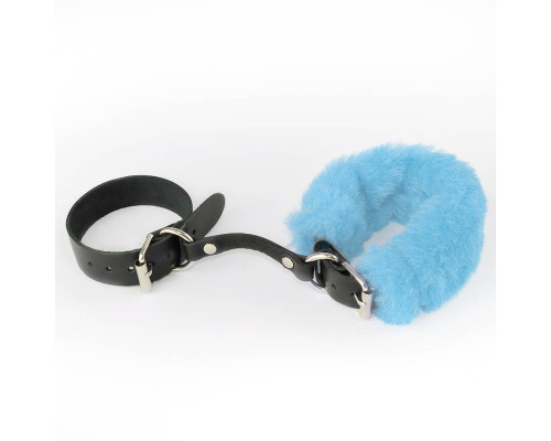 Черные кожаные наручники со съемной голубой опушкой