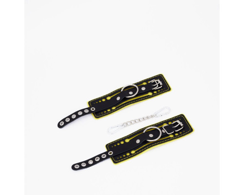 Черно-желтые кожаные наручники с жёлтой строчкой