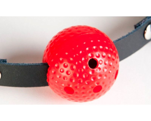 Красный пластиковый кляп-шар на чёрных кожаных ремешках
