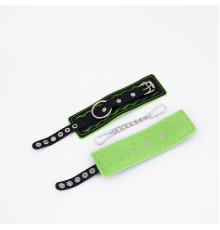 Черно-зеленые кожаные наручники с зеленой строчкой