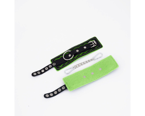 Черно-зеленые кожаные наручники с зеленой строчкой