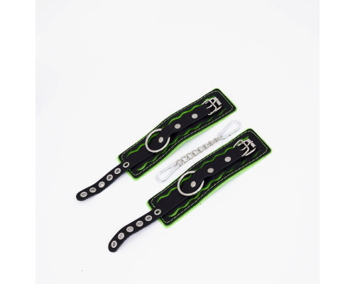 Черно-зеленые кожаные наручники с зеленой строчкой