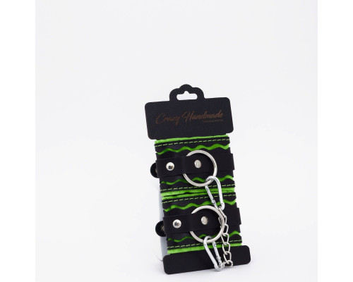 Черно-зеленые кожаные наручники с зеленой строчкой