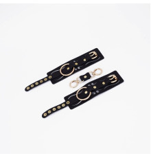 Черные кожаные наручники с золотистой фурнитурой