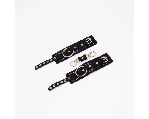 Черные кожаные наручники с золотистой фурнитурой