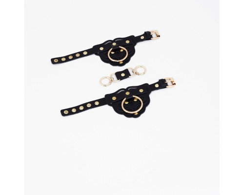Черные наручники с золотистой фурнитурой