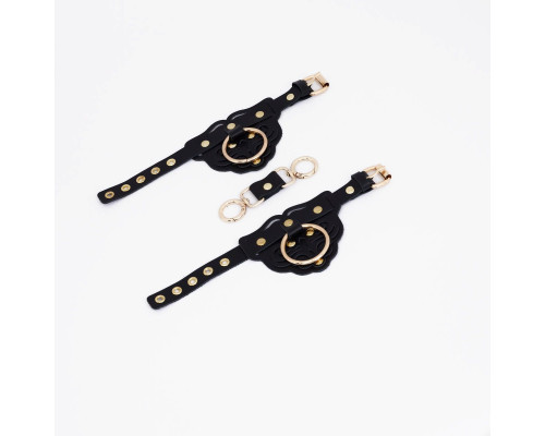 Черные наручники с золотистой фурнитурой