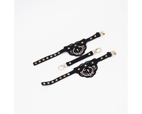 Черные оковы с золотистой фурнитурой