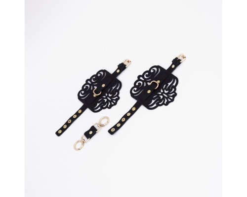 Черные фигурные наручники с золотистой фурнитурой