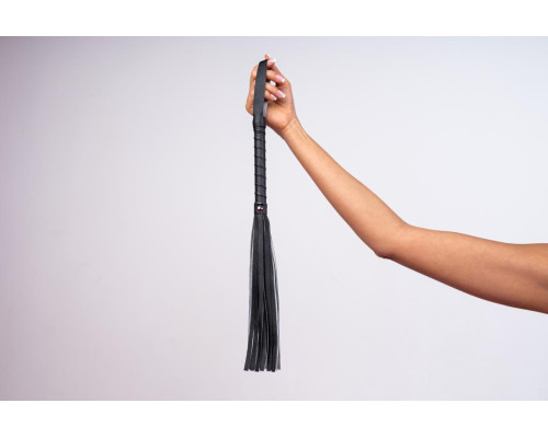 Черная многохвостая плеть из искусственной кожи - 49 см.