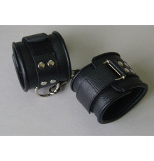Чёрные кожаные наручники с ремешком с двумя карабинами