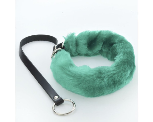 Зеленый меховой ошейник с кожаным поводком