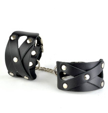 Черные кожаные наручники  Цезарь  с цепочкой на карабинах