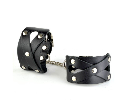 Черные кожаные наручники  Цезарь  с цепочкой на карабинах