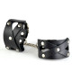 Черные кожаные наручники  Цезарь  с цепочкой на карабинах