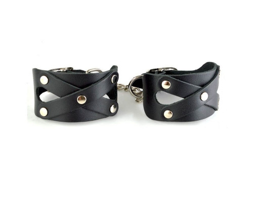 Черные кожаные наручники  Цезарь  с цепочкой на карабинах