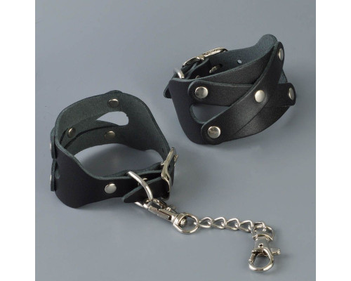 Черные кожаные наручники  Цезарь  с цепочкой на карабинах