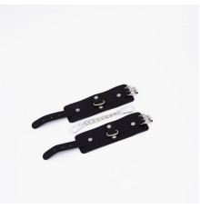 Черные кожаные наручники с хромированной фурнитурой