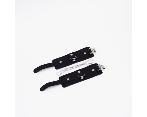 Черные кожаные наручники с хромированной фурнитурой