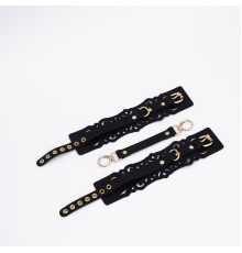 Черный кожаные оковы с узорами и золотистой фурнитурой