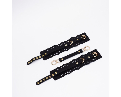 Черный кожаные оковы с узорами и золотистой фурнитурой