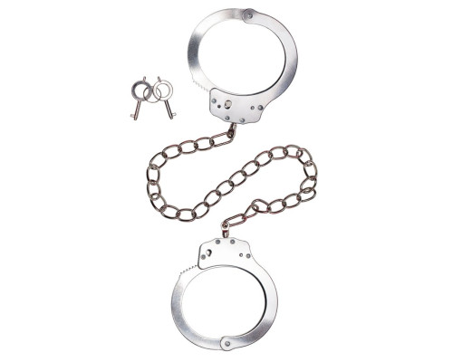 Металлические оковы на ноги