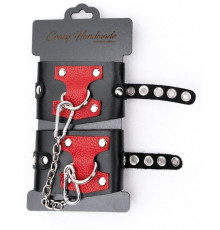 Черные наручники с красным декором и заклепками