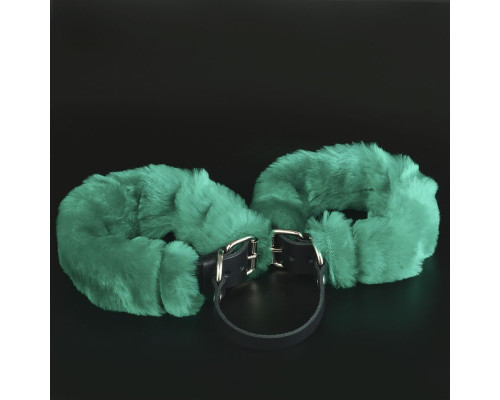 Черные кожаные оковы со съемной зеленой опушкой