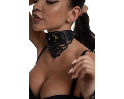 Фигурный чокер с узорами и золотистой фурнитурой