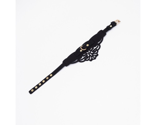 Фигурный чокер с узорами и золотистой фурнитурой