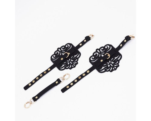 Черный фигурные оковы с золотистой фурнитурой