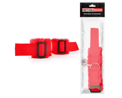 Красные меховые наручники на регулируемых черных пряжках