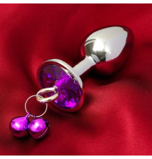 Серебристая анальная пробка с колокольчиками и фиолетовым кристаллом - 7 см.