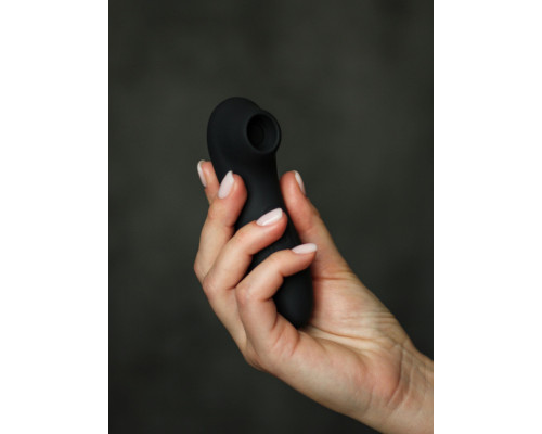 Черный вакуумный стимулятор клитора Curvy