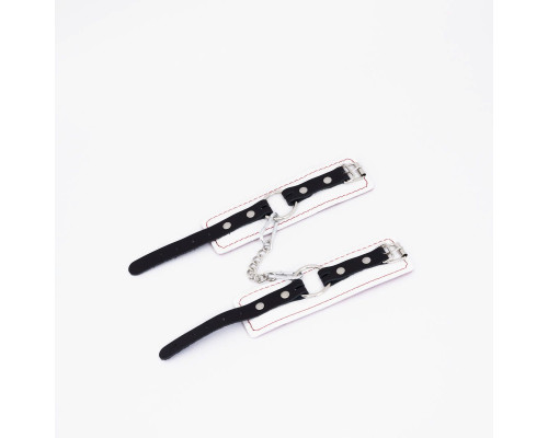 Бело-красные кожаные наручники