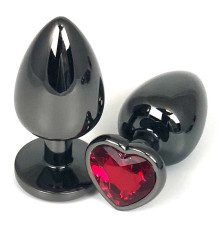 Черная металлическая анальная пробка с красным стразом-сердечком - 6,5 см.