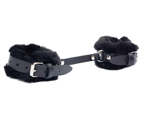 Черные базовые наручники из кожи с опушкой