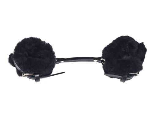 Черные базовые наручники из кожи с опушкой