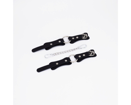 Черные кожаные наручники с кольцом