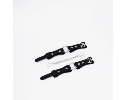 Черные кожаные наручники с кольцом