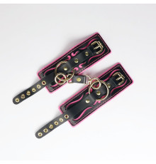 Черные кожаные наручники с розовой строчкой
