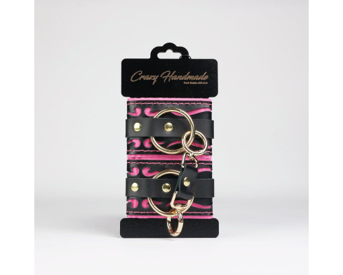 Черные кожаные наручники с розовой строчкой