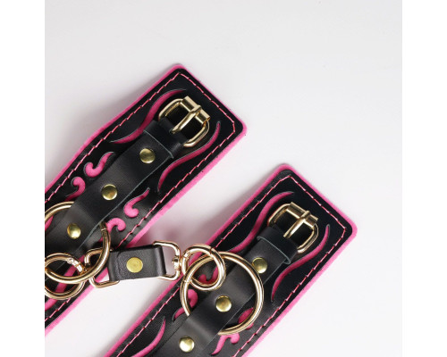 Черные кожаные наручники с розовой строчкой