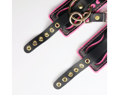 Черные кожаные наручники с розовой строчкой