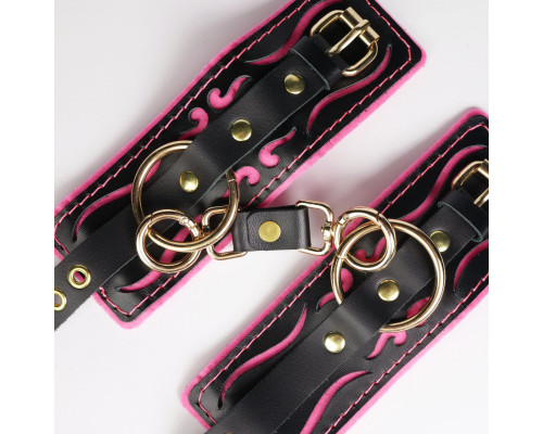 Черные кожаные наручники с розовой строчкой