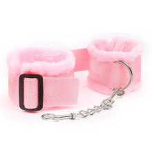 Розовые меховые наручники на регулируемых черных пряжках