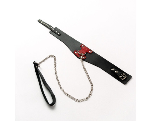 Черный широкий ошейник с красным декором и поводком