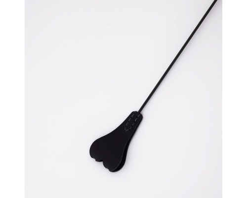 Стек с черным кожаным наконечником в виде сердца и металлической ручкой - 67 см.