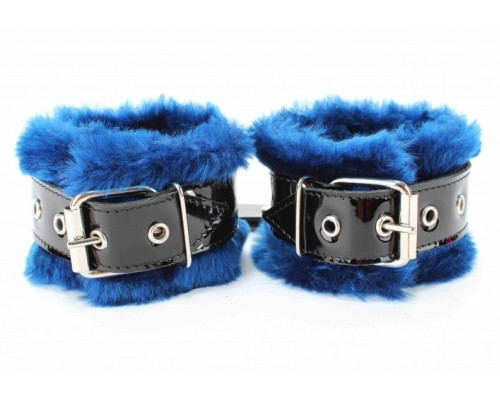 Синие меховые наручники с ремешками из лакированной кожи